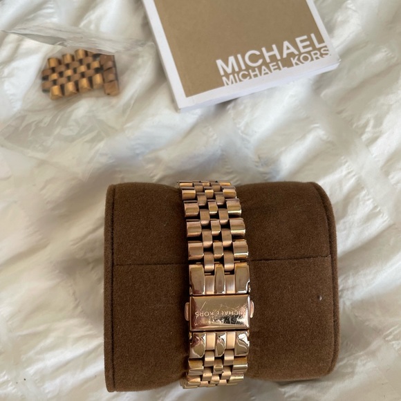 Michael Kors Bradshaw rose gold watch - Picture 5 of 7